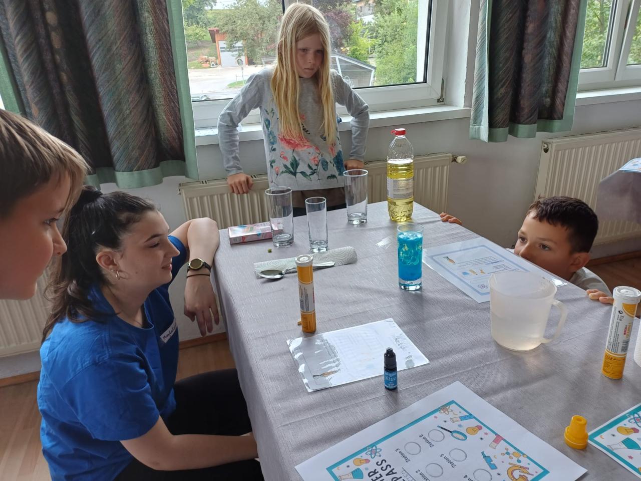 Kinder und Frau experimentieren
