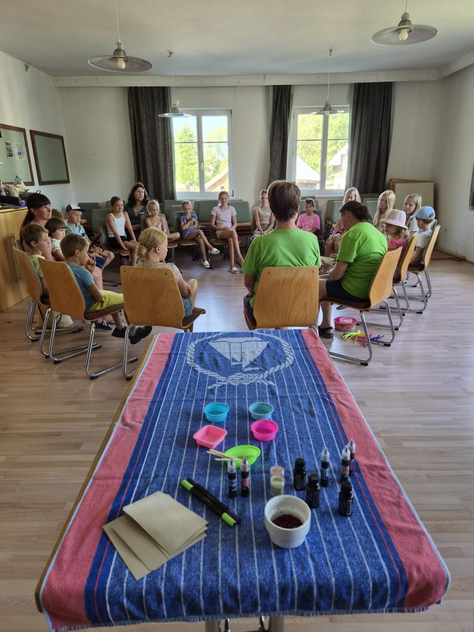 Gruppe Kinder und Erwachsene