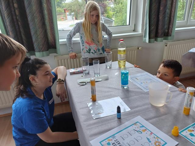 Kinder und Frau experimentieren