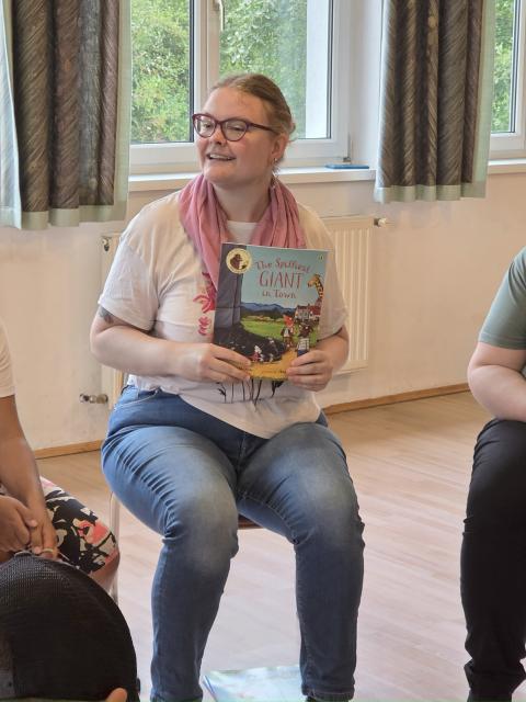 Frau mit Buch